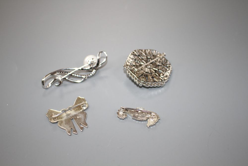 Four assorted modern 925 brooches, including paua shell butterfly and sea horse and a hexagonal brooch.